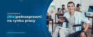 Plakat konferencji: na granatowym tle napis (Nie)pełnosprawni na rynku pracy, Łódź, 06 listopada 2024 r., zdjęcie uśmiechniętego młodego mężczyzny na wózku w pracowni komputerowej