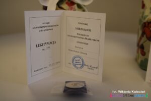Odznaka "Ambasador PSD" i legitymacja Pani Doroty Niewińskiej-Skuzy