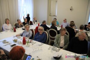 Członkowie Koła nr 3 PSD w Lublinie siedzący wokół stołu