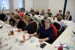 Goście zasiedli przy stołach ustawionych w kształt litery "U"