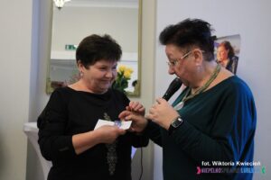 Odznakę "Złote Serce" otrzymała Pani Barbara Augustyniak na zdjęciu w towarzystwie Pani Elżbiety Sagan
