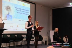 Prowadzący konferencję studenci kierunku Media i Dziennikarstwo WSPA – Martyna i Piotr