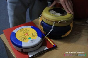 Defibrylator prezentowany przez wolontariuszy Polskiego Czerwonego Krzyża