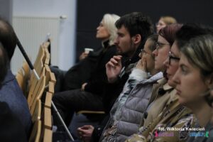 Uczestnicy na widowni z uwagą śledzili kolejne wystąpienia