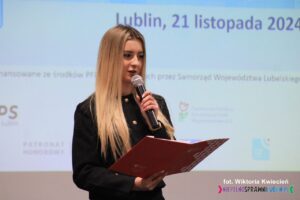 Prowadząca konferencję studentka kierunku Media i Dziennikarstwo WSPA – Martyna