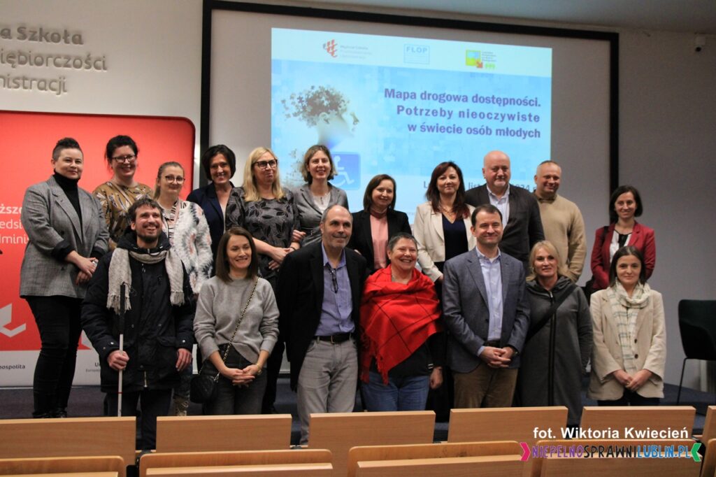 Pamiątkowa fotografia grupowa uczestników konferencji