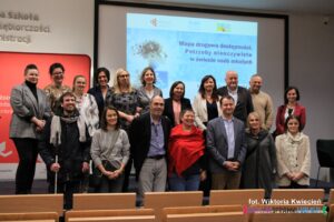 Pamiątkowa fotografia grupowa uczestników konferencji