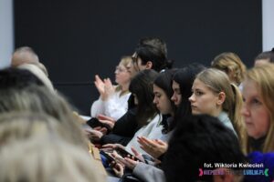 Młodzi ludzie i studenci siedzący na widowni