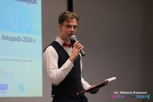 Prowadzący konferencję student kierunku Media i Dziennikarstwo WSPA – Piotr