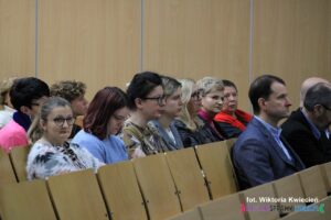 Uczestnicy konferencji siedzący na widowni