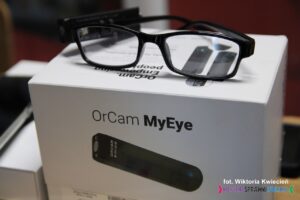 Okulary "OrCam MyEye" to przenośne urządzenie wizyjne, pozwalające zidentyfikować obiekty za pomocą sprzężenia dźwiękowego, opisując im to, czego nie są w stanie zobaczyć