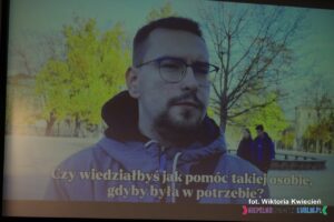 Kadr z filmu zrealizowanego na ulicach Lublina przez studentów kierunku Media i Dziennikarstwo WSPA