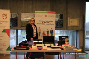 Prezentacja technologii wspierających osoby z niepełnosprawnością na stoisku Ośrodka Wsparcia i Testów w Powiecie Łęczyńskim