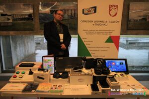 Prezentacja technologii wspierających osoby z niepełnosprawnością na stoisku Ośrodka Wsparcia i Testów w Świdniku