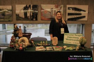Prezentacja rękodzieła wykonanego przez osoby z niepełnosprawnością na stoisku Warsztatu Terapii Zajęciowej "Misericordia"