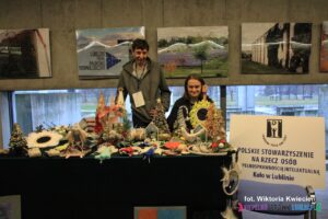 Prezentacja rękodzieła wykonanego przez osoby z niepełnosprawnością na stoisku Polskiego Stowarzyszenia na Rzecz Osób z Niepełnosprawnością Intelektualną Koło w Lublinie