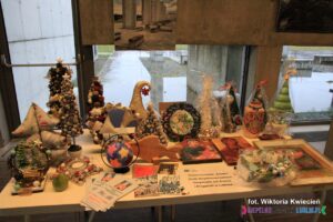 Prezentacja rękodzieła wykonanego przez osoby z niepełnosprawnością na stoisku Stowarzyszenia "Źródło" Osób Niepełnosprawnych Umysłowo, Ich Rodzin i Przyjaciół w Lublinie