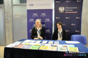 Prezentacja publikacji na stoisku Narodowego Funduszu Zdrowia