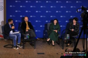 Uczestnicy trzeciego panelu; widok z widowni