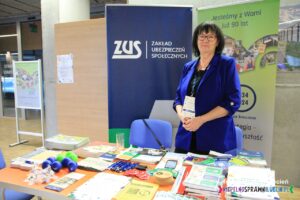 Prezentacja materiałów promocyjnych na stoisku Zakładu Ubezpieczeń Społecznych