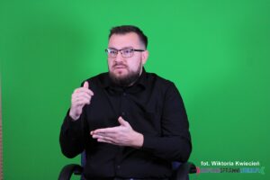 Pan Tomasz Foks, tłumacz PJM podczas pracy