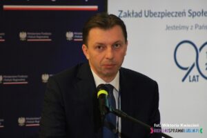Pan Mariusz Jedynak, Członek Zarządu ZUS, nadzorującego Pion Administracji i Zamówień Publicznych