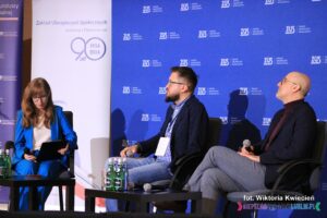 Siedzący uczestnicy drugiego panelu