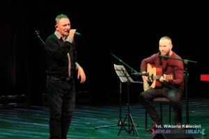 Grzegorz Czapla zaśpiewał piosenkę pt. „Rodzinny dom”; na zdjęciu z instruktorem akompaniującym na gitarze (p. Tomasz Woś)