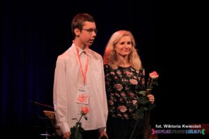 Jakub Popik – „Moja wesoła rodzinka”, SOSW dla Dzieci i Młodzieży Niepełnosprawnych im. Zofii Sękowskiej w Lublinie; na zdjęciu w towarzystwie instruktorki p. Ilony Łagowiec