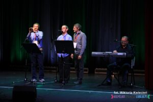 Trzyosobowy zespół Diament – „Rodzinny dom – znam takie miejsce na ziemi” – Środowiskowy Dom Samopomocy w Bychawie; na zdjęciu w towarzystwie instruktora p. Piotra Żyłki, akompaniującego na instrumencie klawiszowym