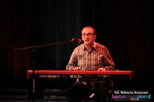 Rafał Ugarenko – „Rodzina ach rodzina”; na zdjęciu przy instrumencie klawiszowym