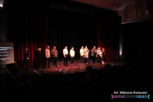 Warsztaty Terapii Zajęciowej Misericordia w Lublinie - „U cioci na imieninach”; odbierają kwiaty i podziękowania za występ