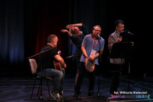 Arkadiusz Kasprowicz i Mateusz Świątkowski – „Wszyscy Polacy” – Stowarzyszenie ŹRÓDŁO Osób Niepełnosprawnych Umysłowo ich Rodzin i Przyjaciół; na zdjęciu w towarzystwie p. Piotra Gajkoś akompaniującego na gitarze oraz p. Elżbiety Walczyna