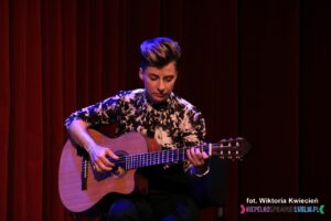 Na gitarze gra Karolina Czajka - Główny Organizator Spotkań z Piosenką Nieprzetartego Szlaku