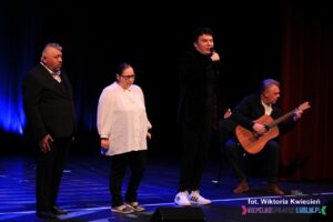 Ach To My – “Rodzina” , “Nie ma jak u mamy” – WTZ Świdnik; na zdjęciu w towarzystwie akompaniującego na gitarze p. Dariusza Tokarzewskiego