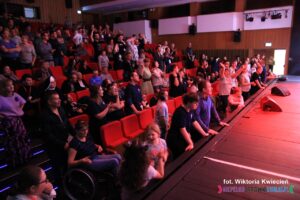 Publiczność pod sceną i na widowni podczas koncertu finałowego