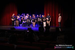 Podziękowania i nagrody odbiera grupa Rozśpiewany Zakątek