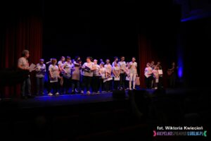 Finałowa piosenka 27. Spotkań z Piosenką Nieprzetartego Szlaku "Rodzina"; na scenie Współorganizatorzy i Wolontariusze