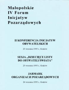 Skan dokumentu; Na błękitnym papierze umieszczano napisy: W lewym górnym rogu "Małopolskie IV Forum Inicjatyw Pozarządowych", poniżej centralnie: "II Konferencja Inicjatyw Obywatelskich 23 września 1995 r. Kraków", "Sesja >>Dziecięce Listy do Obywateli Świata" oraz "Jarmark Organizacji Pozarządowych 24 września 1995 r."