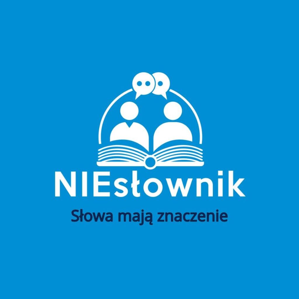 Logo w kolorze białym na niebieskim tle przedstawiające dwie postacie nad otwartą książką, z dymkami nad nimi. Poniżej znajduje się tekst: NIEsłownik Słowa mają znaczenie.