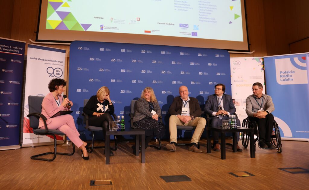Sześcioro uczestników panelu dyskusyjnego pt. Działania organizacji pozarządowych na rzecz dostępności