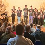 Na scenie grupa Uczestników z ŚDS “Akademia Artystyczna”, zaprezentowali utwór J. Laskowskiego “Śnił mi się rodzinny dom”