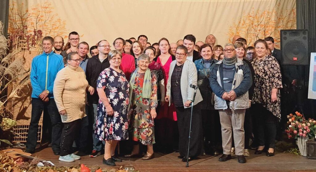 Pamiątkowa fotografia grupowa uczestników wydarzenia