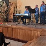 Na scenie mężczyźni ubrani w niebieskie koszule, to Grupa wokalna Diament z ŚDS Bychawa