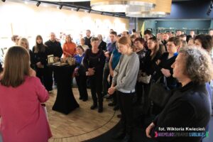 Uczestnicy wernisażu zgromadzeni we foyer Lubelskiego Centrum Konferencyjnego