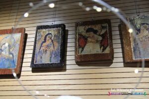 Na ścianie wiszą cztery obrazki z Aniołami; "Anioły z duszą" wykonane na warsztatach w ŚDS w Końskowoli