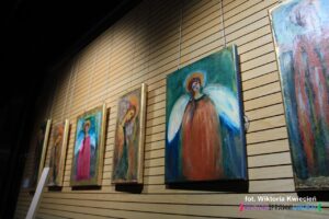 Na ścianie wiszą kolorowe obrazy z Aniołami wykonane w ŚDS "Mozaika" w ramach warsztatów "Mój Anioł - transfer wydruku laserowego, instruktor: Anna Stanisławczuk