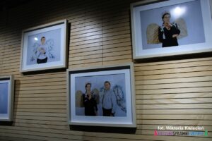 Na ścianie wiszą fotografie osób stylizowanych na Anioły, zdjęcia wykonano w Środowiskowym Domu Samopomocy "Absolwent" w ramach warsztatów "Anioły w obiektywie" - instruktor: Aneta Antosik, Emilia Pluta