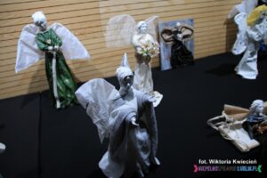 Ekspozycja figurek wykonanych w SDS w Górze Puławskiej w ramach warsztatów“Cementowo – Powertexowe wariacje aniołowe” – instruktor: Joanna Rodzoch,