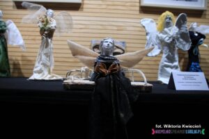 Figurka siedzącego Anioła w czarnej połyskliwej sukni, wykonana w SDS w Górze Puławskiej w ramach warsztatów“Cementowo – Powertexowe wariacje aniołowe” – instruktor: Joanna Rodzoch,